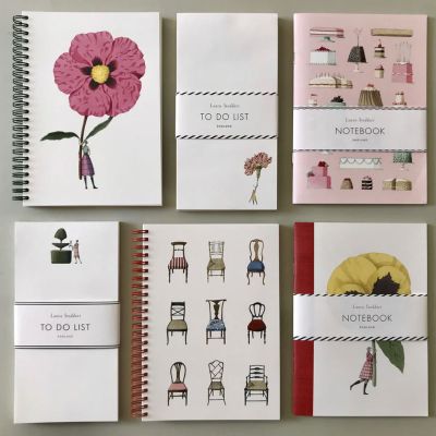 Stilvolle Papeterie von Laura Stoddart mit Notizbüchern und To-Do-Listen in zarten Pastellfarben und liebevollen Illustrationen – edles Schreibzubehör für Organisation und kreative Gedanken.