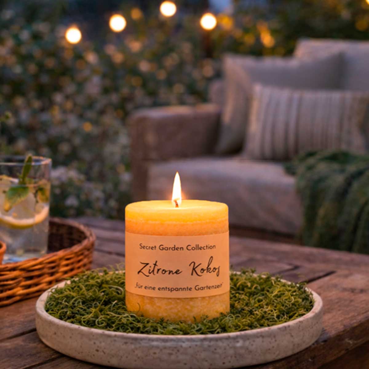Schulthess Secret Garden Duftkerze „Zitrone Kokos“ in stimmungsvoller Gartenatmosphäre – sommerliche Duftkerze für entspannte Abende im Freien.