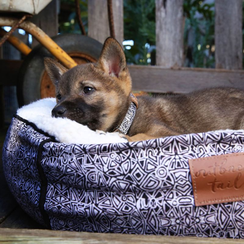 Gemütliches Hundebett „Mina Mina“ von Outback Tails mit grafischem Muster und weichem Innenfutter – stilvoller Schlafplatz für Hunde.