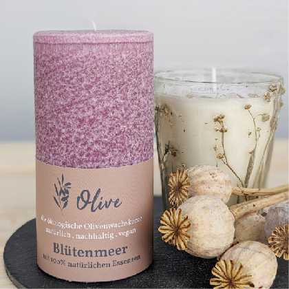 Rosa Olive Duftkerze Blütenmeer aus ökologischem Olivenwachs, daneben ein Glas mit getrockneten Blüten und Mohnkapseln – nachhaltige, vegane Kerze mit natürlichem Duft in sanfter, wohnlicher Dekoration.