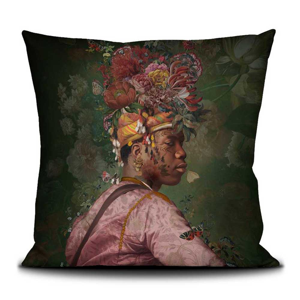 Luxuriöse Kissenhülle „Akeem“ von Voglio Bene mit floraler Kopfbedeckung und kunstvollem Porträt im barock-modernen Stil auf Premium-Samt.