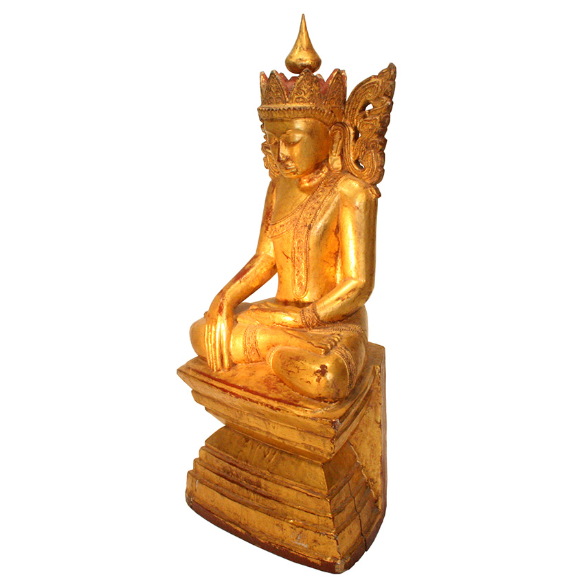 Seitliche Ansicht des sitzenden Königsbuddha aus vergoldetem Teakholz, burmesische Buddhafigur in königlicher Pose mit kunstvoll geschnitztem Gewand und edlem Glanz.