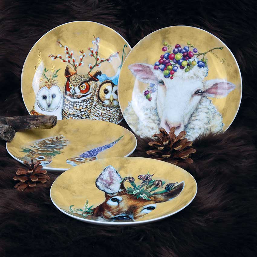 Dekorative Porzellanteller von PPD mit Tiermotiven von Vicki Sawyer – Eulen, Schaf und Reh mit fantasievollen Kopfschmuck-Illustrationen auf goldenem Hintergrund.