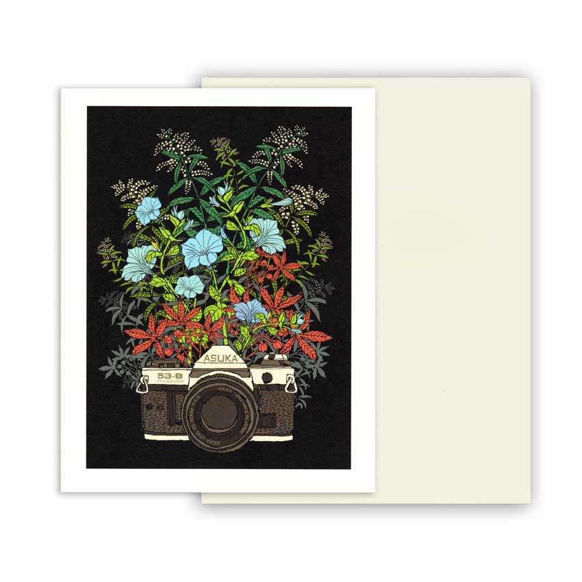 Grußkarte Floral Camera von Methane Studios – stilvolle Karte mit einer illustrierten Vintage-Kamera, aus der bunte Blumen wachsen, auf schwarzem Hintergrund, inklusive Kuvert