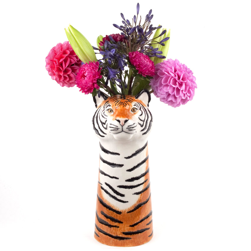 Tigervase von Quail Ceramics – handbemalte Keramikvase in Form eines Tigerkopfs mit orange-schwarzem Muster, stilvoll arrangiert mit bunten Blumen.