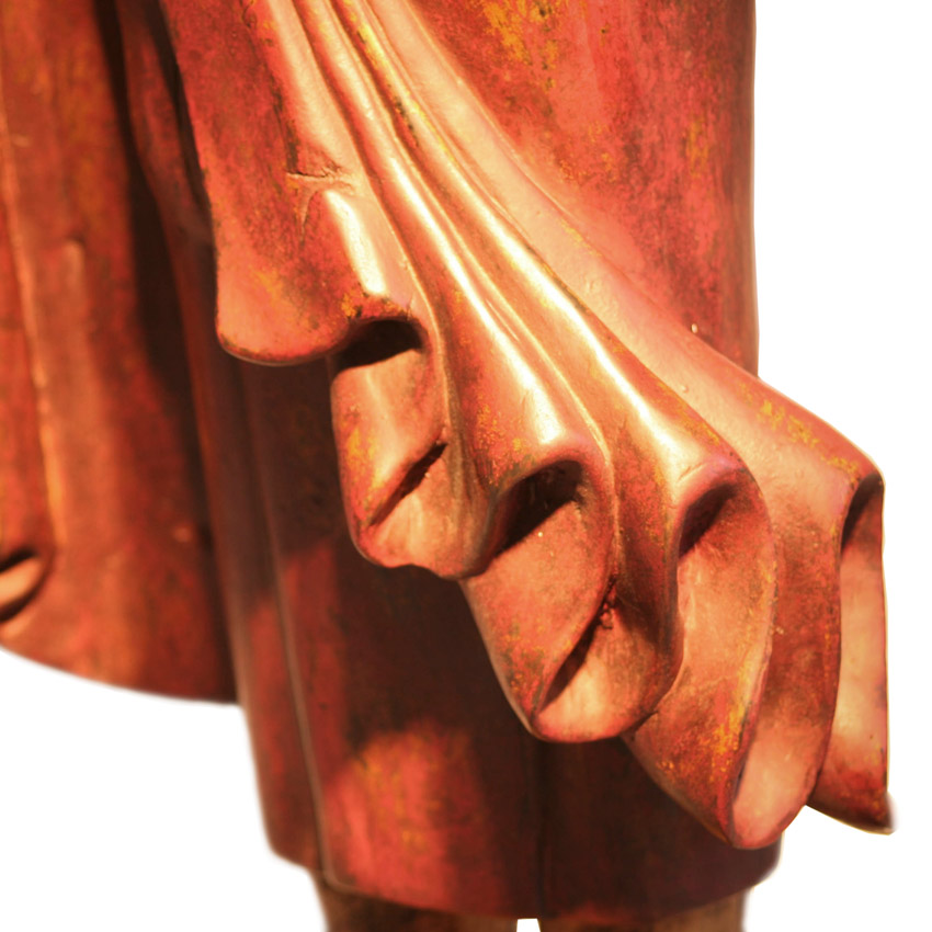 Detailansicht des kunstvoll geschnitzten Faltenwurfs der Uttarâsanga eines großen roten Buddha, rote Lackierung mit goldenen Akzenten.