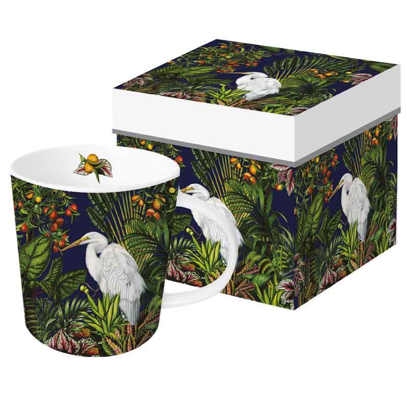 PPD Tasse „Egret Island“ mit elegantem Reiher-Motiv in tropischer Pflanzenkulisse auf dunklem Hintergrund, detailreich illustriert und mit passender Geschenkbox – stilvolle PPD Tischkultur.