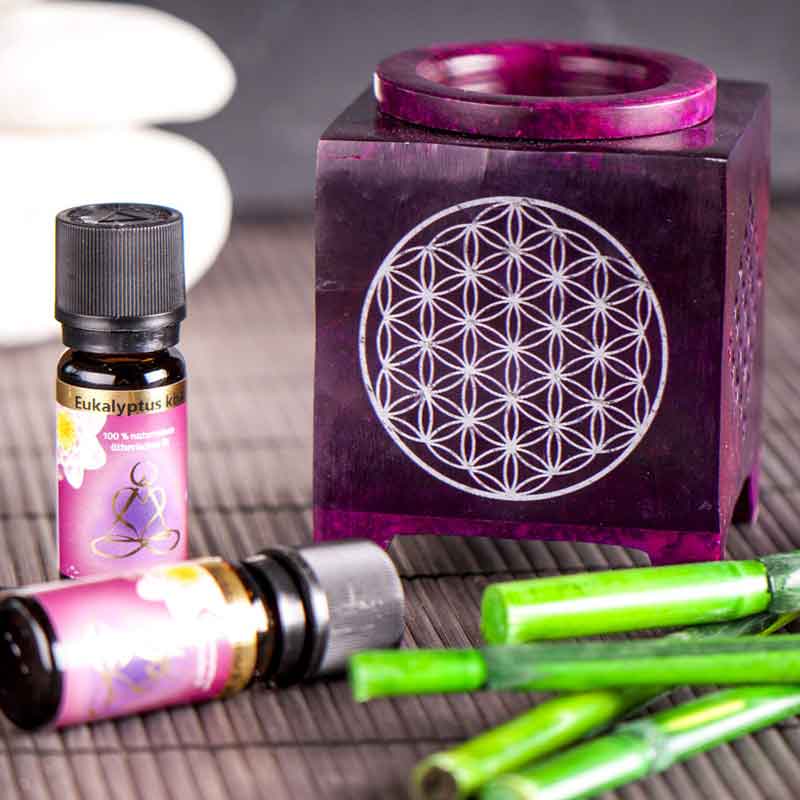 Dekorative Aromalampe mit Blume-des-Lebens-Symbol und ätherischen Ölen für entspannende Aromatherapie und harmonisches Raumambiente.