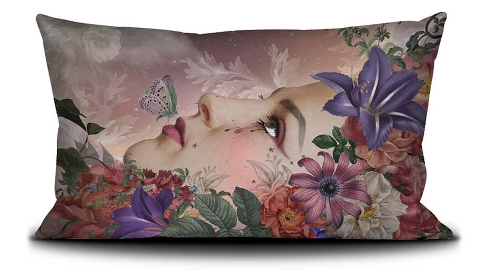 Voglio Bene Samtkissen La Luna 40x65 – Rückseite mit Nahaufnahme des weiblichen Gesichts, umgeben von leuchtenden Blumen, Sternen, zarten Wolken und Schmetterling auf der Nase.