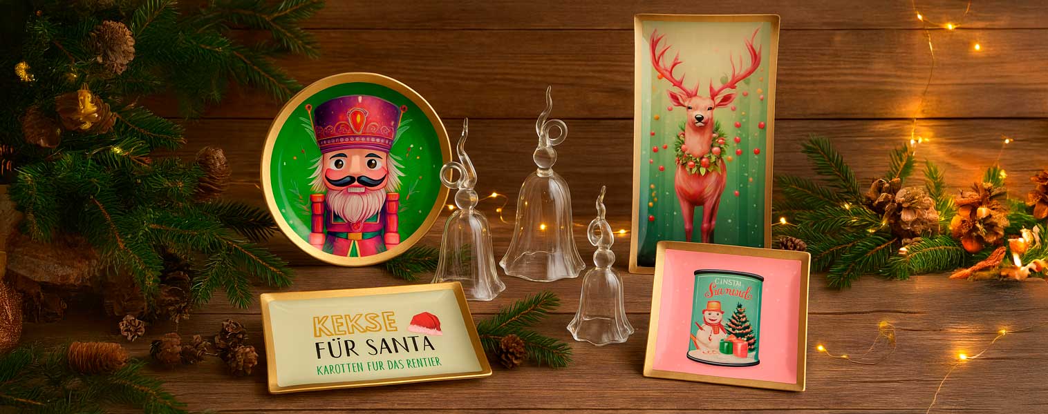 Weihnachtliche Tabletts und Teller von PPD mit Nussknacker-, Rentier- und Santa-Motiven – festliche Dekoration mit Lichterglanz und Tannenzweigen für die Adventszeit.