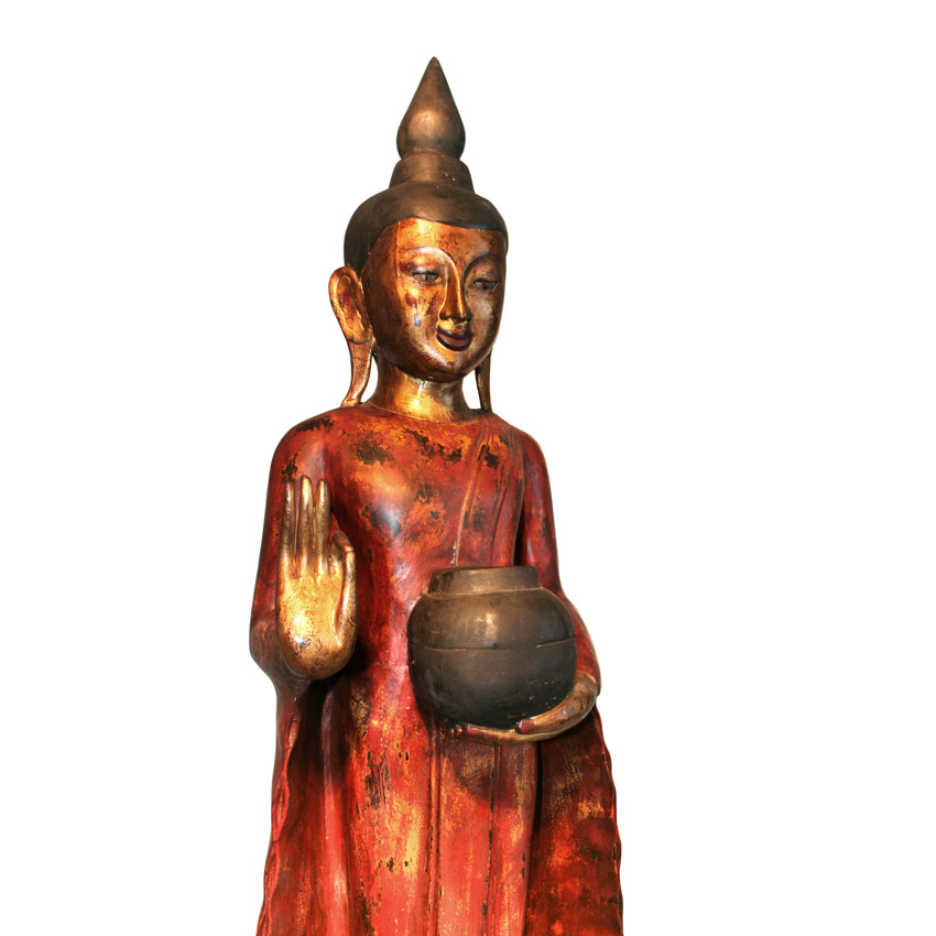 Seitliche Ansicht des großen roten Buddha mit Opferschale, burmesische Holzfigur mit goldener Patina, anmutiger Ausdruck und Faltenwurf.