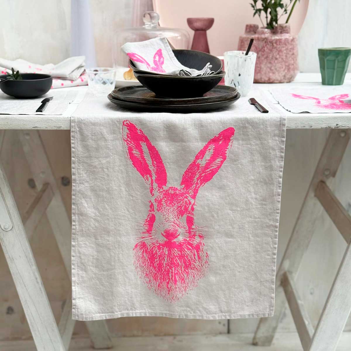 "Feldhase neonpink" - Tischläufer aus Naturleinen - von Frohstoff