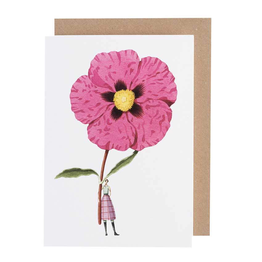 Grußkarte Cistus von Laura Stoddart – elegante Illustration einer Frau, die eine riesige rosa Cistus-Blüte hält, auf weißem Hintergrund mit naturbraunem Kuvert