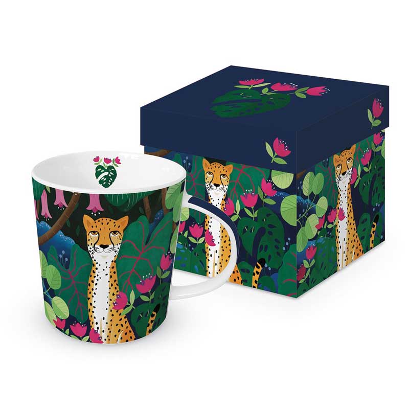 PPD Tasse „Cheeta“ mit stilisiertem Gepardenmotiv in tropischer Pflanzenwelt mit pinken Blüten, farbenfroh illustriert und mit passender Geschenkbox – moderne PPD Tischkultur.