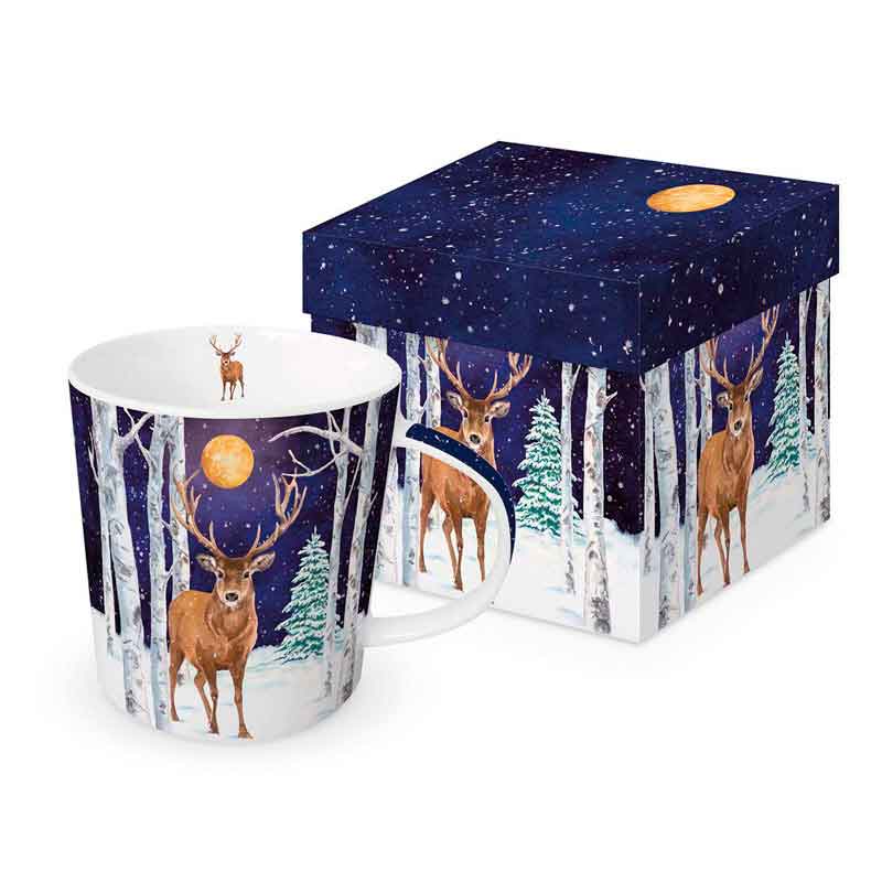 PPD Tasse „Winter Stag“ mit edlem Hirschmotiv im verschneiten Wald unter goldgelbem Mond, illustriert in winterlichen Blautönen und stilvoller Geschenkbox – festliche PPD Tischkultur.