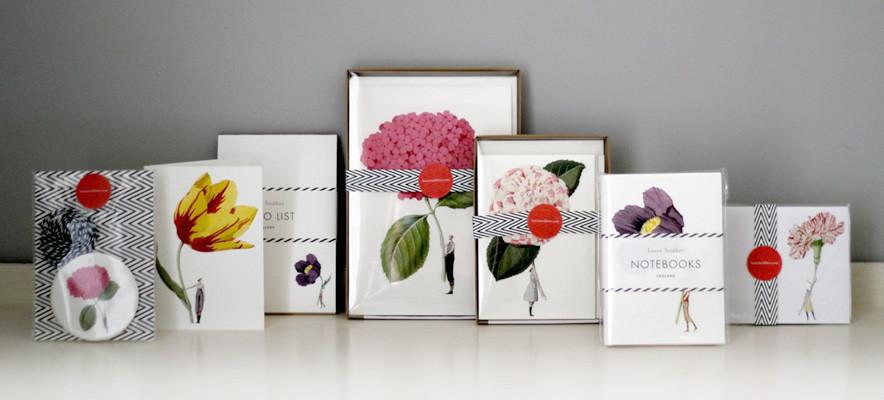 Papeterie von Laura Stoddart mit kunstvollen Illustrationen: Notizbücher, Grußkarten und Drucke mit floralen Motiven. Elegantes Design mit Blumen und Figuren, liebevoll arrangiert auf hellem Hintergrund.