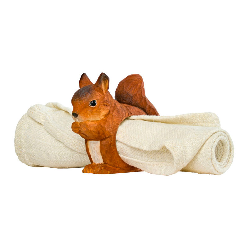 Serviettenring von Wildlife Garden in Form eines handgeschnitzten Eichhörnchens aus Holz – naturgetreues Tischaccessoire mit skandinavischem Design.