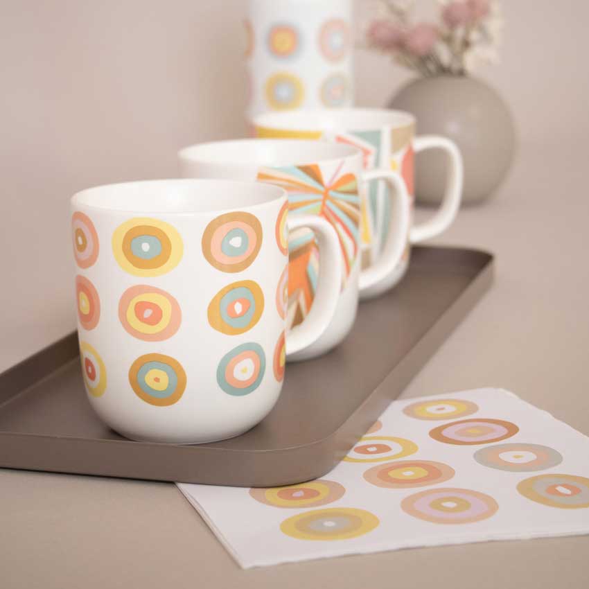 PPD Servietten und Becher mit modernem Kreismuster in Pastellfarben, stilvoll arrangiert auf Tablett – fröhliches Design für jeden Tag und moderne PPD Tischkultur.