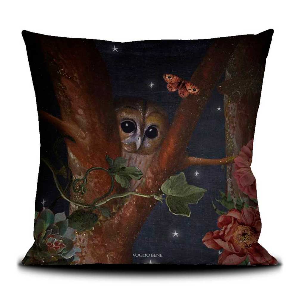 Voglio Bene Luxus Samtkissen 50x50 – Rückseite mit Eule im Baum, Sternenhimmel, Blumen und verträumter, nächtlicher Stimmung.