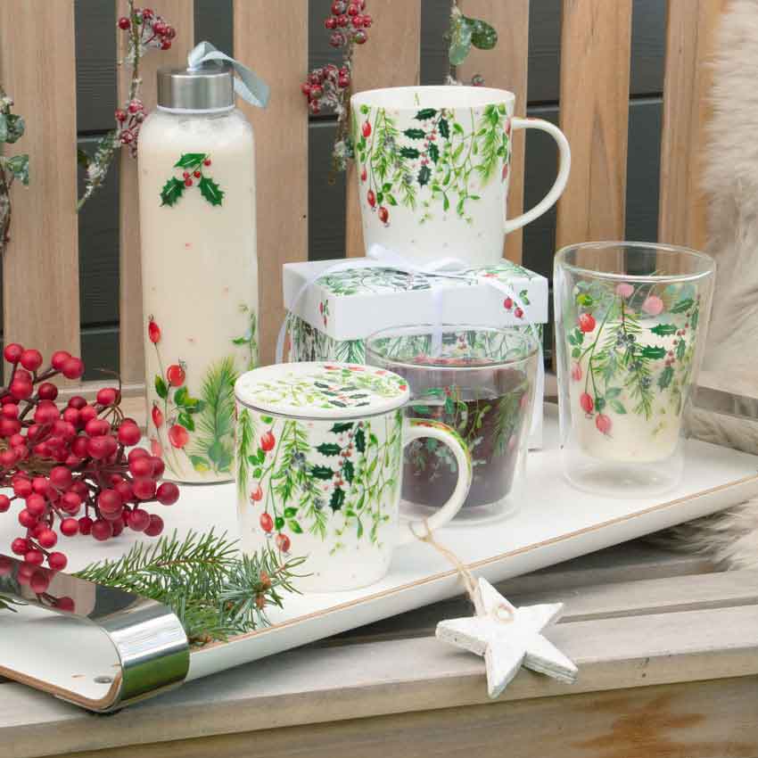Weihnachtliche PPD Tassen, Gläser und Trinkflasche mit Mistelzweigen und roten Beeren – stilvolle Geschenkideen und festliche Tischdekoration für die Winterzeit.