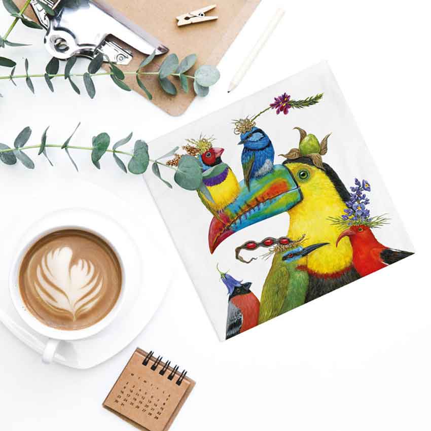 PPD Serviette mit farbenfrohem Vogelmotiv von Vicki Sawyer – detailreich illustriert mit Tukan, Finken und Blumenhüten, ideal für fröhliche Tischdekoration im Sommer.