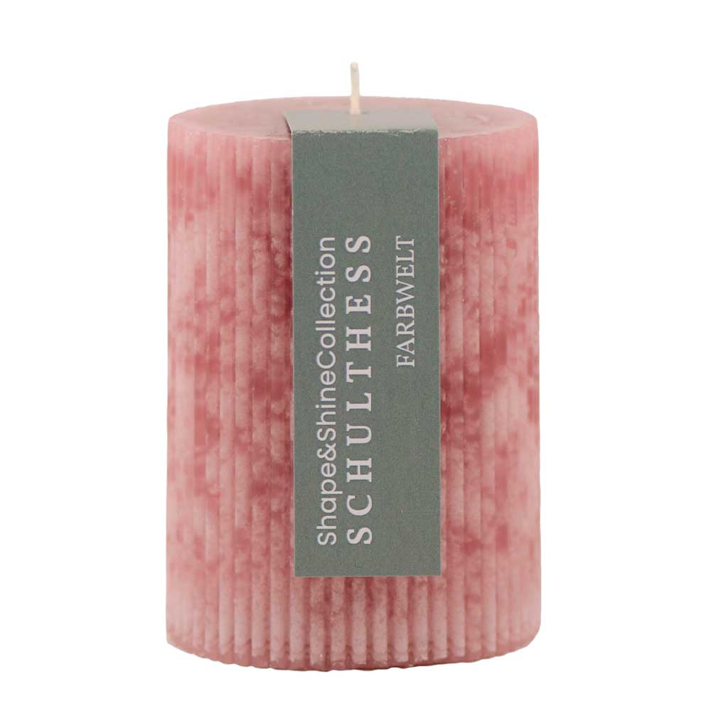 Shape & Shine Rillenkerze in der Farbe "Rosenrot" von Schulthess Kerzen