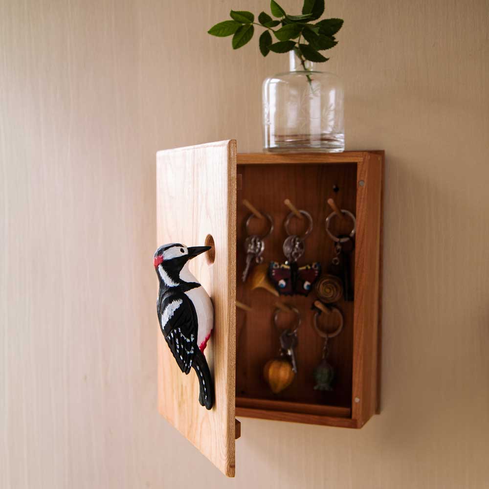 Schlüsselkästchen aus Kirschholz mit handgeschnitztem Buntspecht von Wildlife Garden, Seitenansicht – dekorativer Schlüsselschrank für Flur & Küche