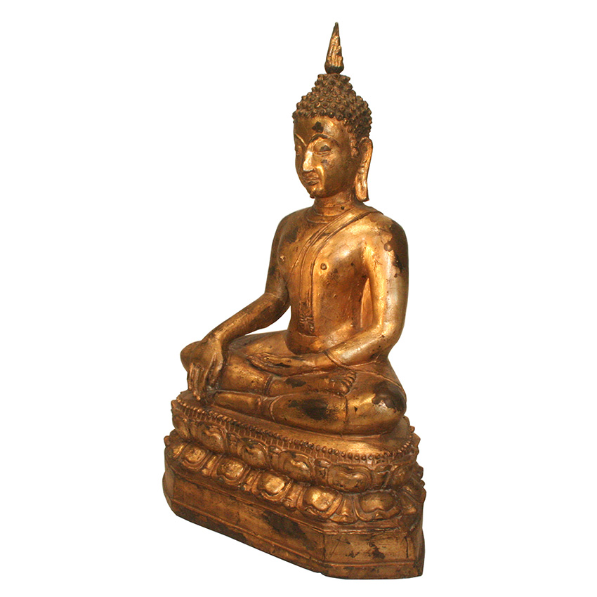 Dreiviertelansicht des vergoldeten Bronzebuddha im Chiang Saen Stil auf Flammenthron – kunstvolle Details der Robe und des Flammenornaments sichtbar