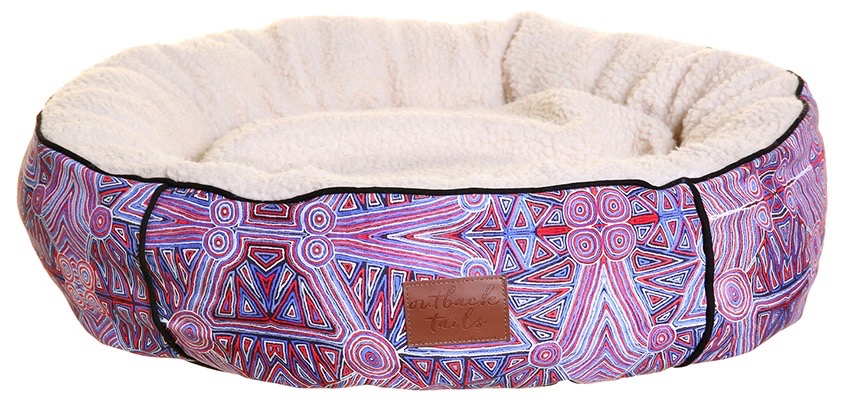Outback Tails Hundebett „Digging for Truffles“ – rundes, gemütliches Hundebett mit Aboriginal-Art-Muster in Rosa und Blau. Weiche Innenseite aus Sherpa-Fleece für höchsten Komfort.