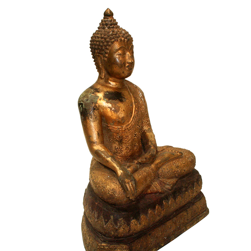 Bronzebuddha im Chiang Saen Stil auf dem Flammenthron