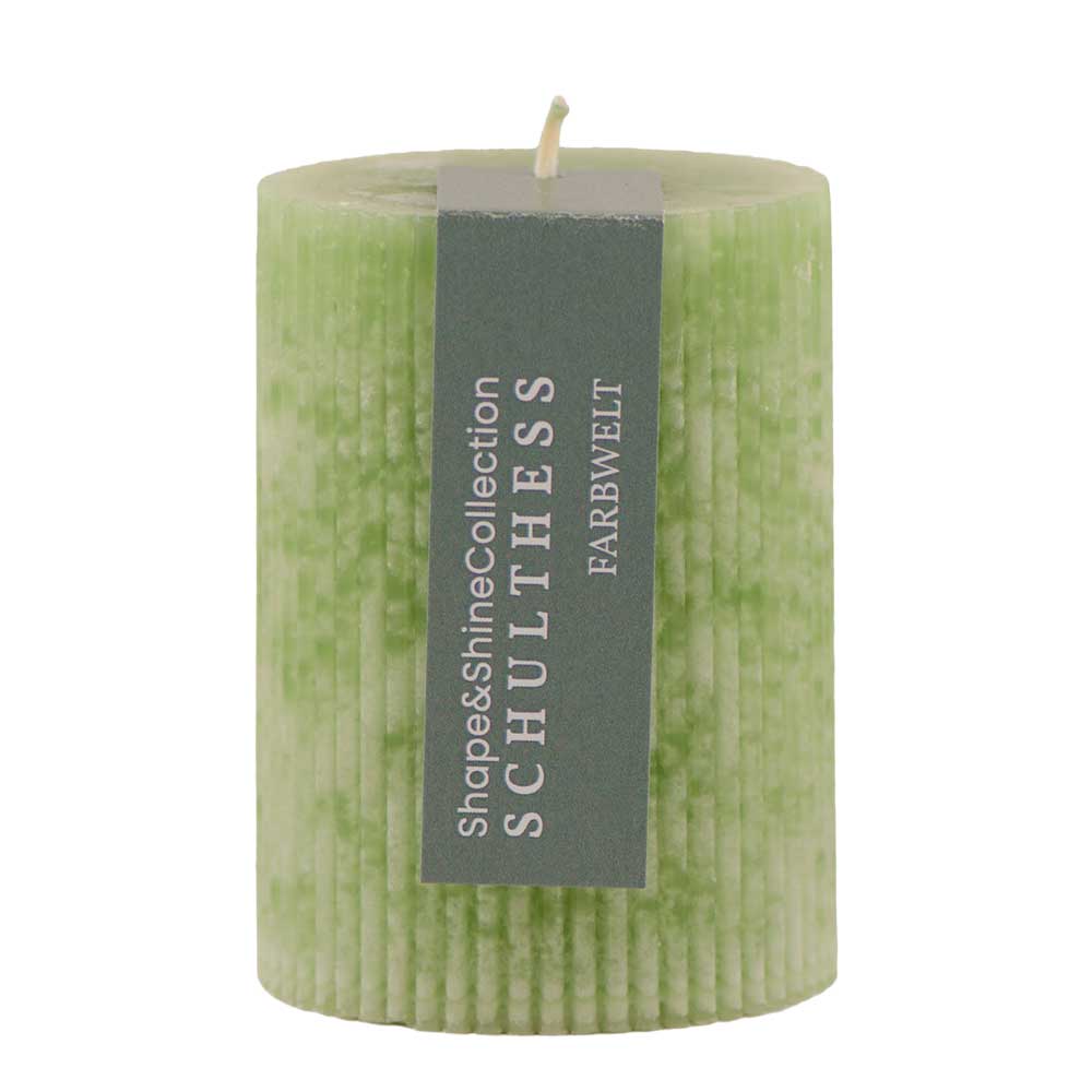 Shape & Shine Rillenkerze in der Farbe "Bergkräutergrün" von Schulthess Kerzen