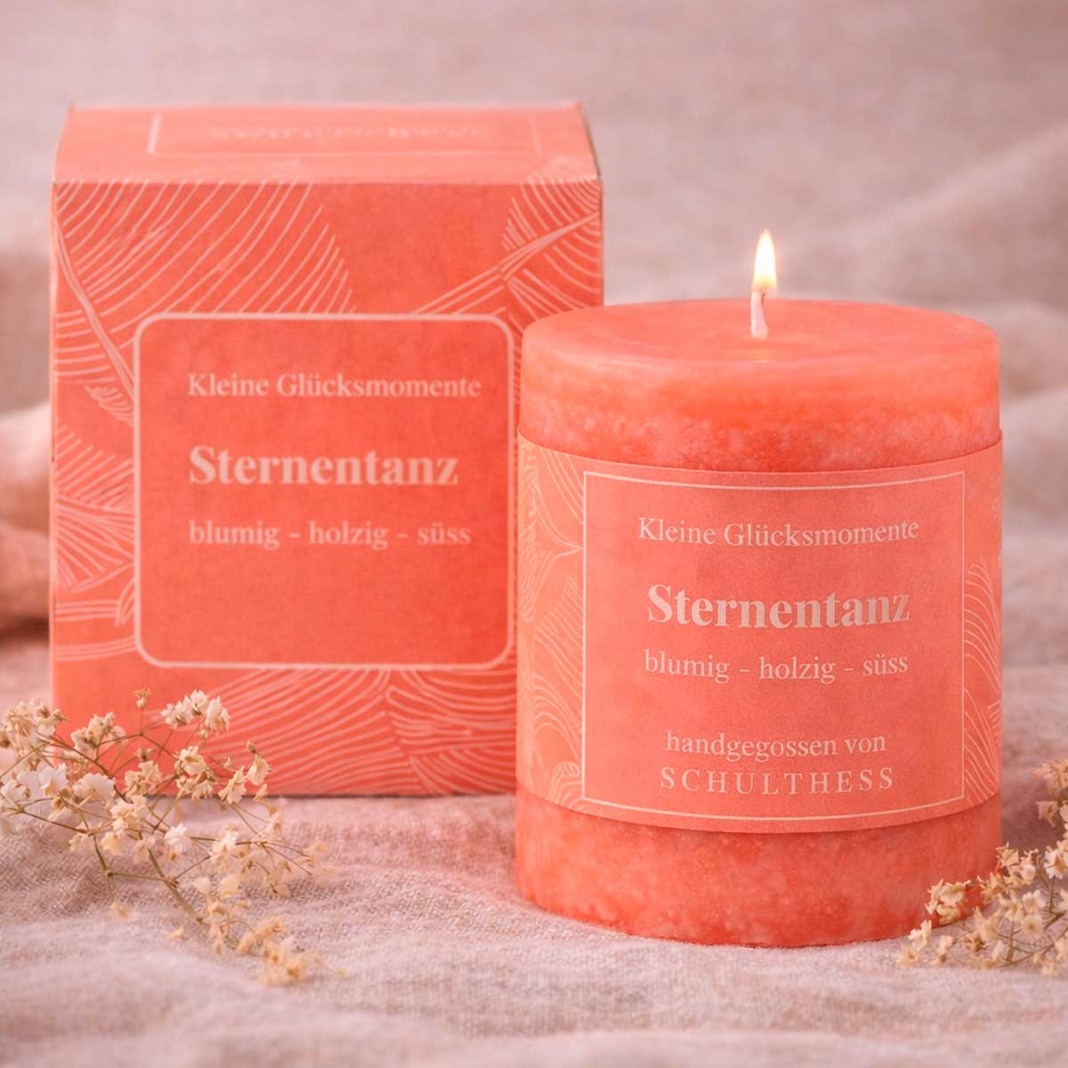 Schulthess Duftkerze „Sternentanz“ aus der Kollektion Kleine Glücksmomente – handgegossene Duftkerze mit blumig-holzig-süßem Duft.