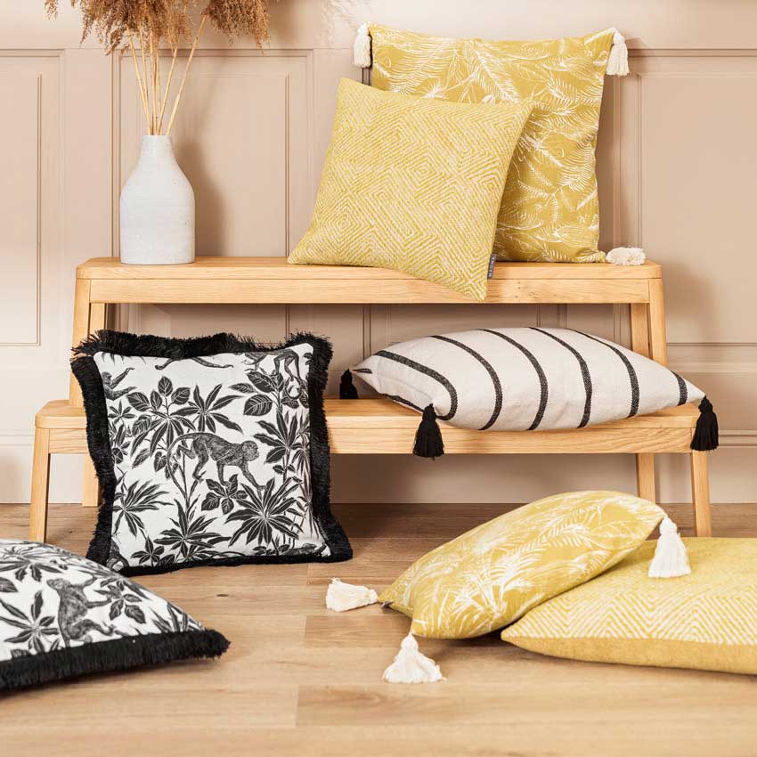 Magma Kissen aus der Kollektion Jane & Oscar – stilvolle Wohnaccessoires in Gelb, Schwarz und Weiß mit Fransen, Quasten und botanischen Mustern für moderne, gemütliche Räume.