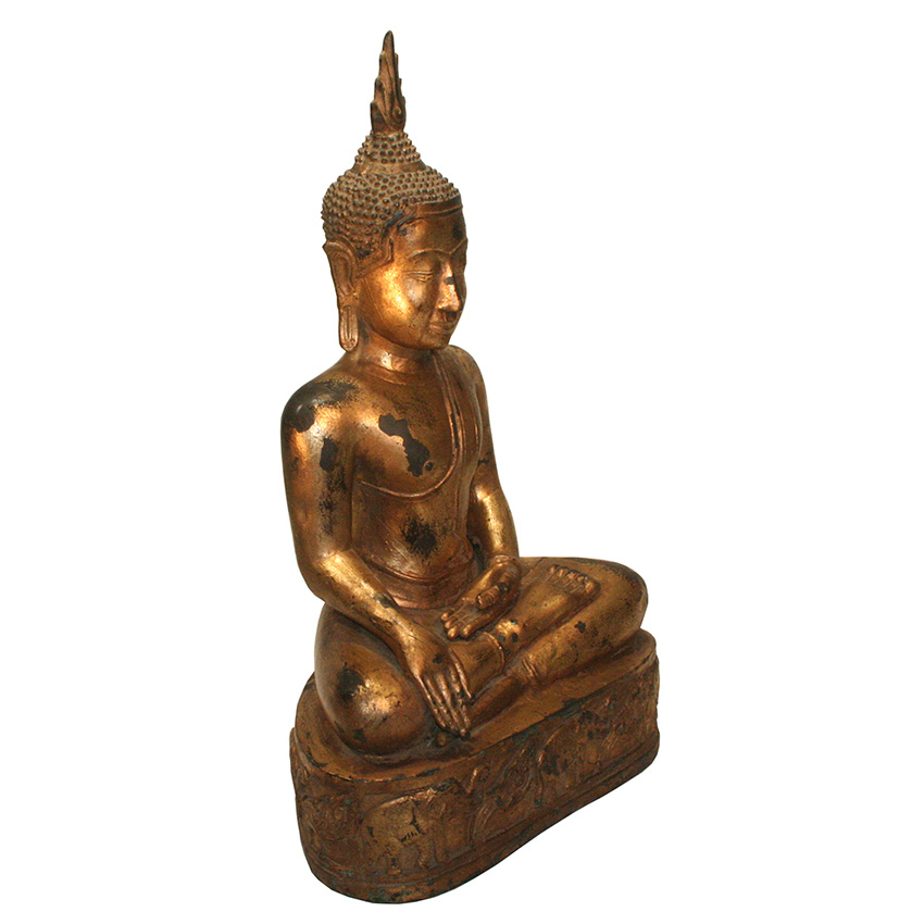 Dreiviertelansicht der bronzenen Siddharta Gautama Buddha Figur auf Elefantenthron – vergoldete Oberfläche mit Spuren der Zeit, Symbol tiefer Meditation