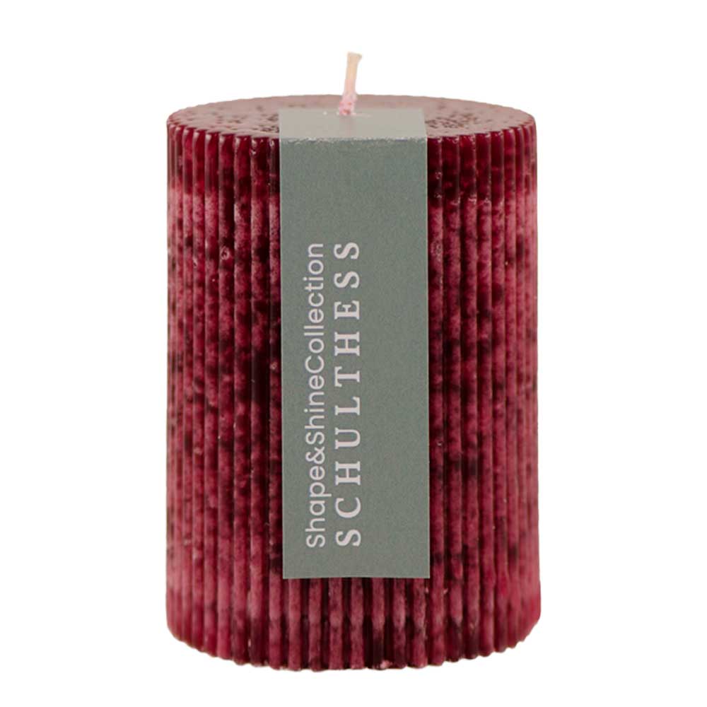 Shape & Shine Rillenkerze in der Farbe "Bordeaux" von Schulthess Kerzen