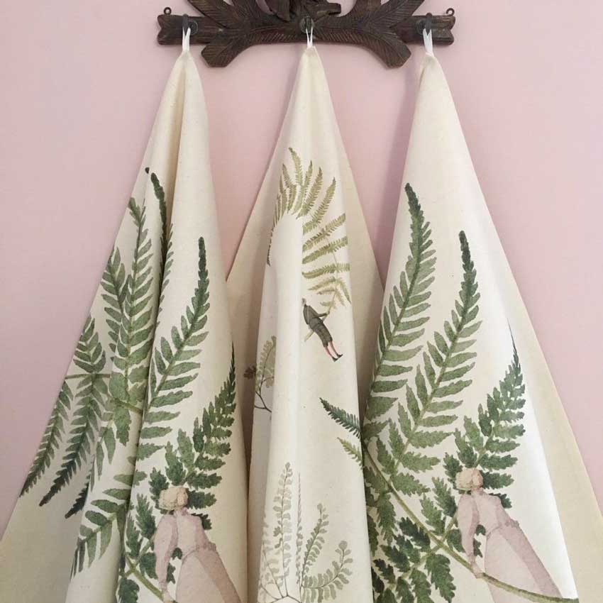 Die feine Kunst der kleinen Dinge Geschirrtücher von Laura Stoddart mit filigranen Farn- und Figurenmotiven – liebevoll illustriertes Design aus Baumwolle für stilvolle Küchen- und Wohnaccessoires.