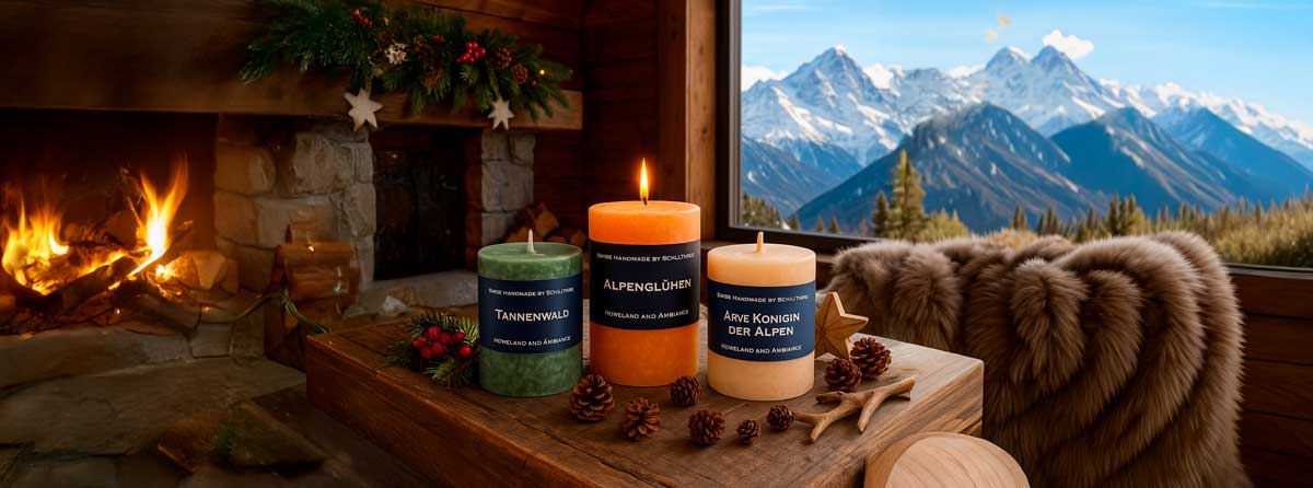 Schulthess Duftkerzen mit Walddüften, stimmungsvoll arrangiert vor Kaminfeuer und Alpenpanorama – natürliche Atmosphäre und alpines Wohlfühlambiente für gemütliche Wintertage.