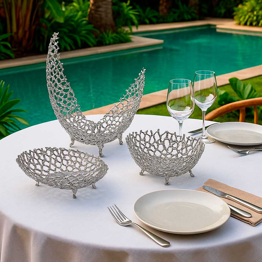 Zinnschalen von LOYFAR – kunstvoll handgefertigte Schalen mit filigraner Netzstruktur. Edles Design für Tischdekoration oder Servieren, perfekt für stilvolle Wohnakzente.