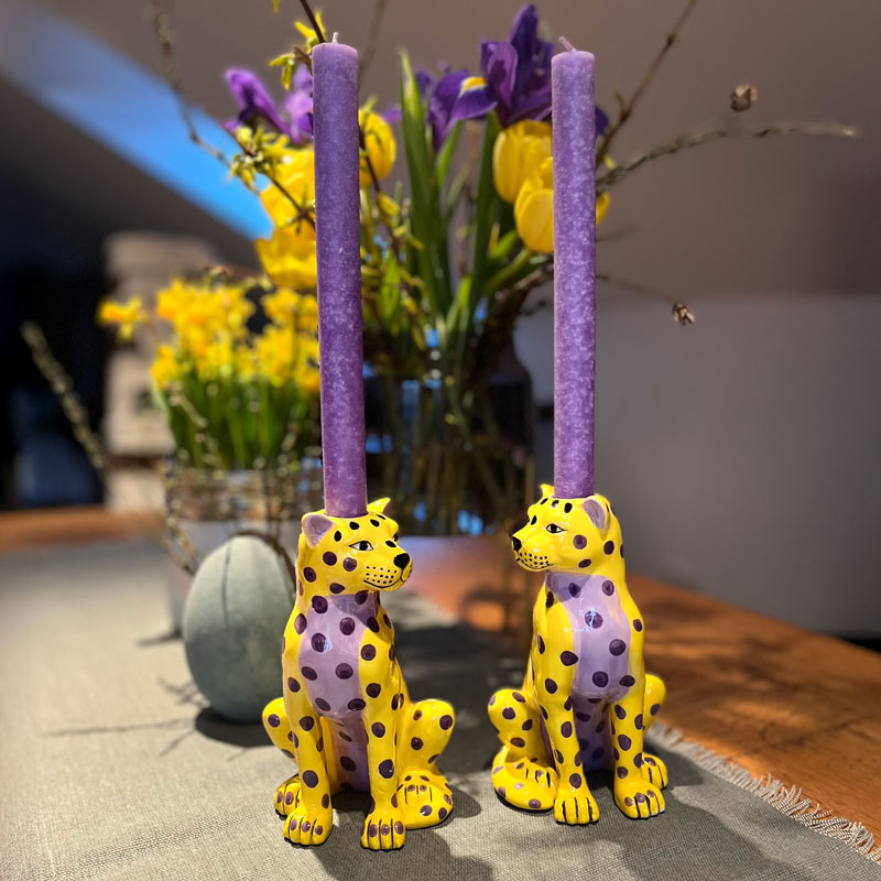 Moderne Kerzenhalter in Leopardenform von Gift Company – gelb-lila Design mit stilvollen Kerzen, dekorativ inszeniert für elegante Tisch- und Wohnakzente.