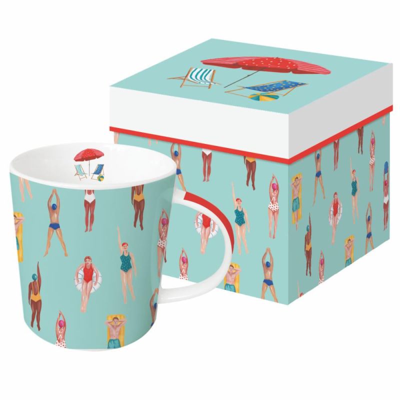 PPD Tasse „Riviera Swimmers“ mit sommerlichem Schwimmer-Motiv, fröhlich illustriert auf türkisfarbenem Hintergrund, inklusive Geschenkbox – stylische Porzellantasse für Strandliebhaber.
