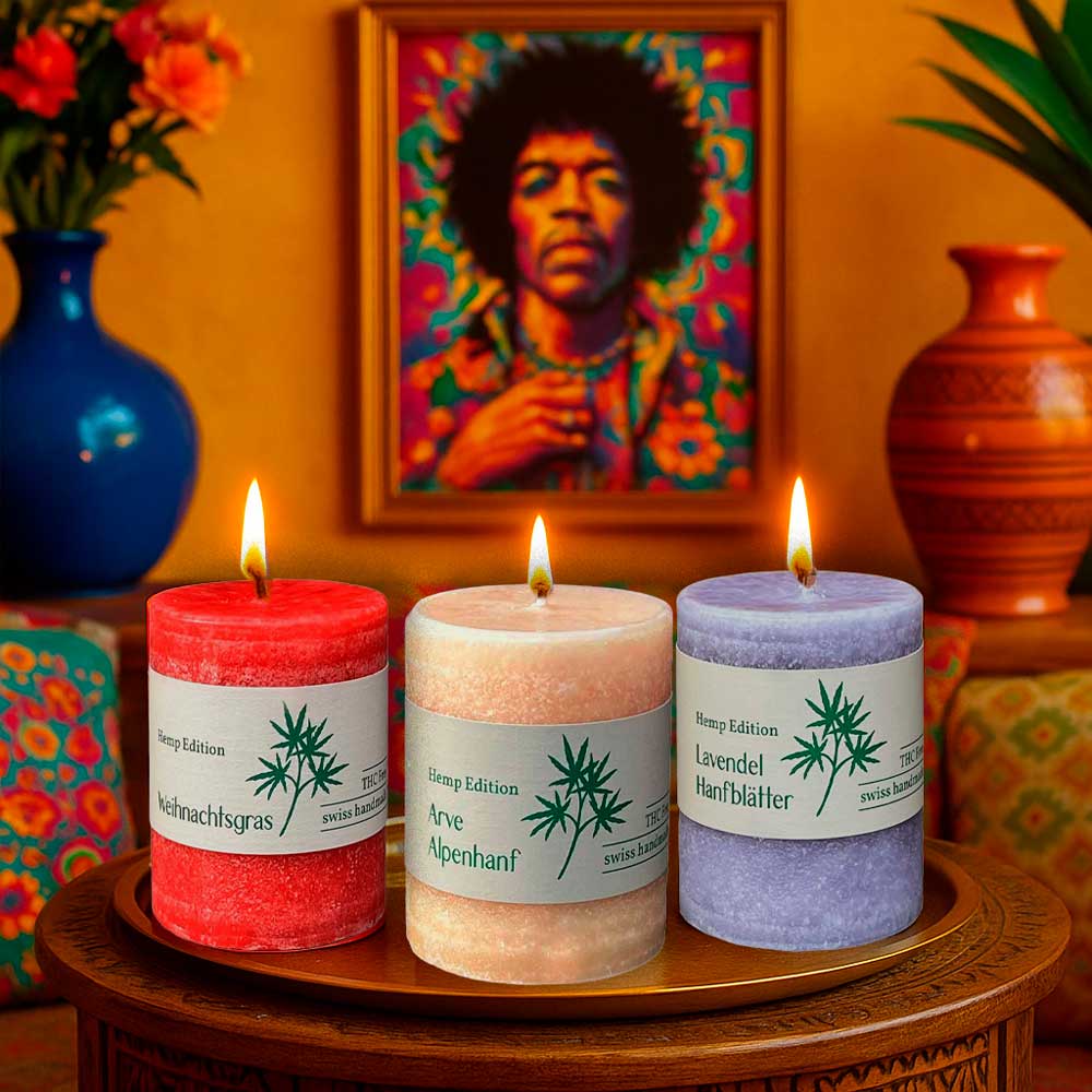 Bunte Schulthess Hemp Edition Kerzen mit Weihnachtsgras, Alpenhanf und Lavendel in psychedelisch inspirierter Retro-Wohnszene.