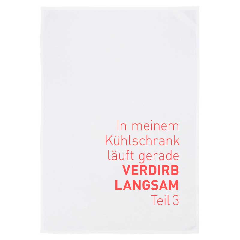 Omas Karo hat jetzt Pause Geschirrtuch von 17;30 mit witzigem Spruch „In meinem Kühlschrank läuft gerade Verdirb Langsam Teil 3“ – humorvolles Küchentuch als Geschenkidee.