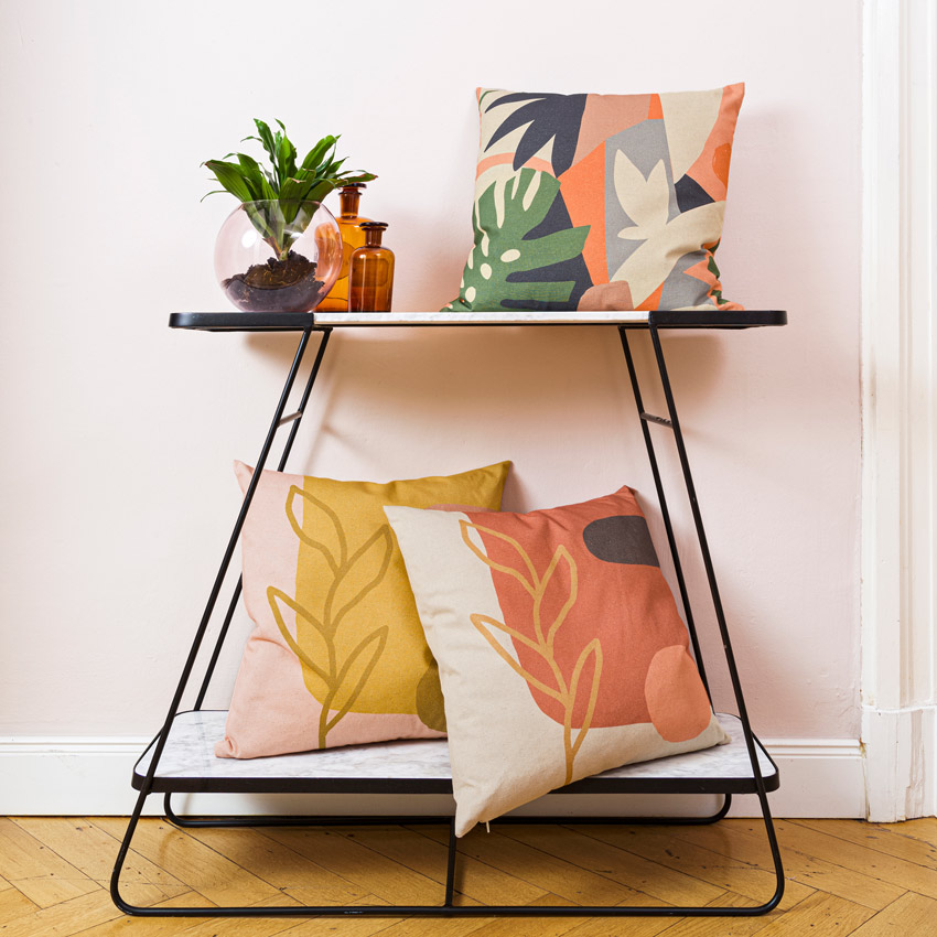 Magma Kissen „Images“ mit modernem, abstraktem Blätter-Design in warmen Naturtönen wie Senf, Terracotta und Grün – stilvolle Deko im skandinavischen Wohnstil.